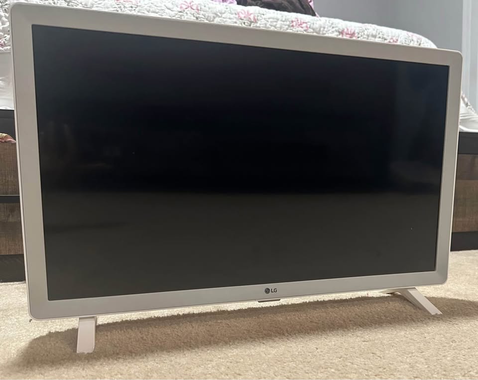 LG 24” Smart TV / Monitor with Stand + Remote - photo 2