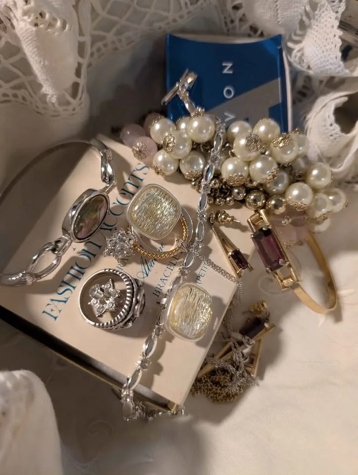 Vintage AVON Jewelry image indicator(4)