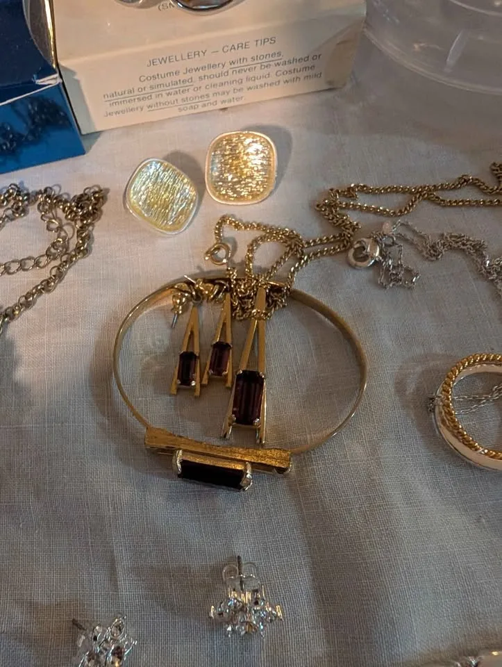 Vintage AVON Jewelry image indicator(5)