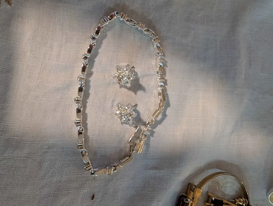 Vintage AVON Jewelry image indicator(8)