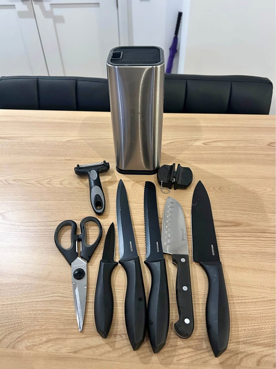 Knife Set with Block - MUST GO BY 10/31