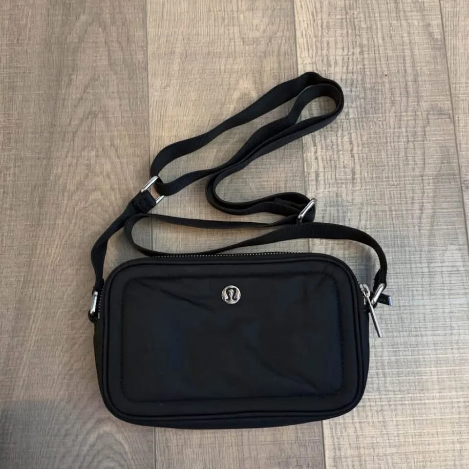 Lululemon Crossbody Camera Bag 2L image indicator(3)