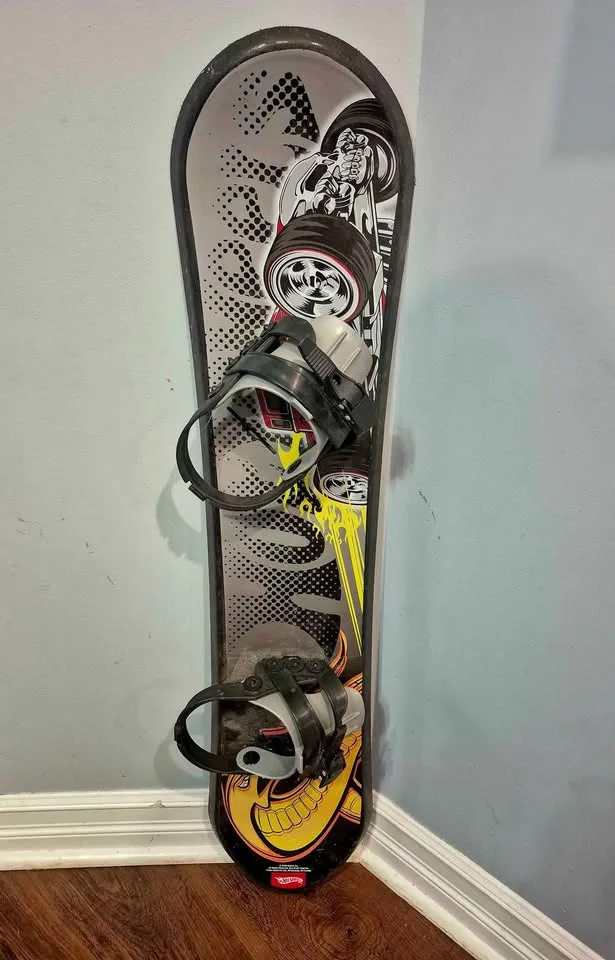Hot Wheel Snowboard With Binding image indicator(4)