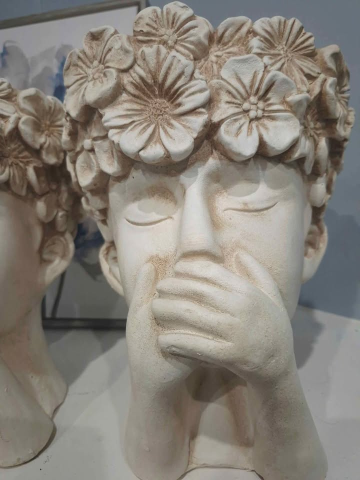Beautiful 😍 Lady Head with Floral Accents Planter - photo 2