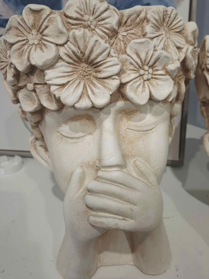 Beautiful 😍 Lady Head with Floral Accents Planter - photo 3