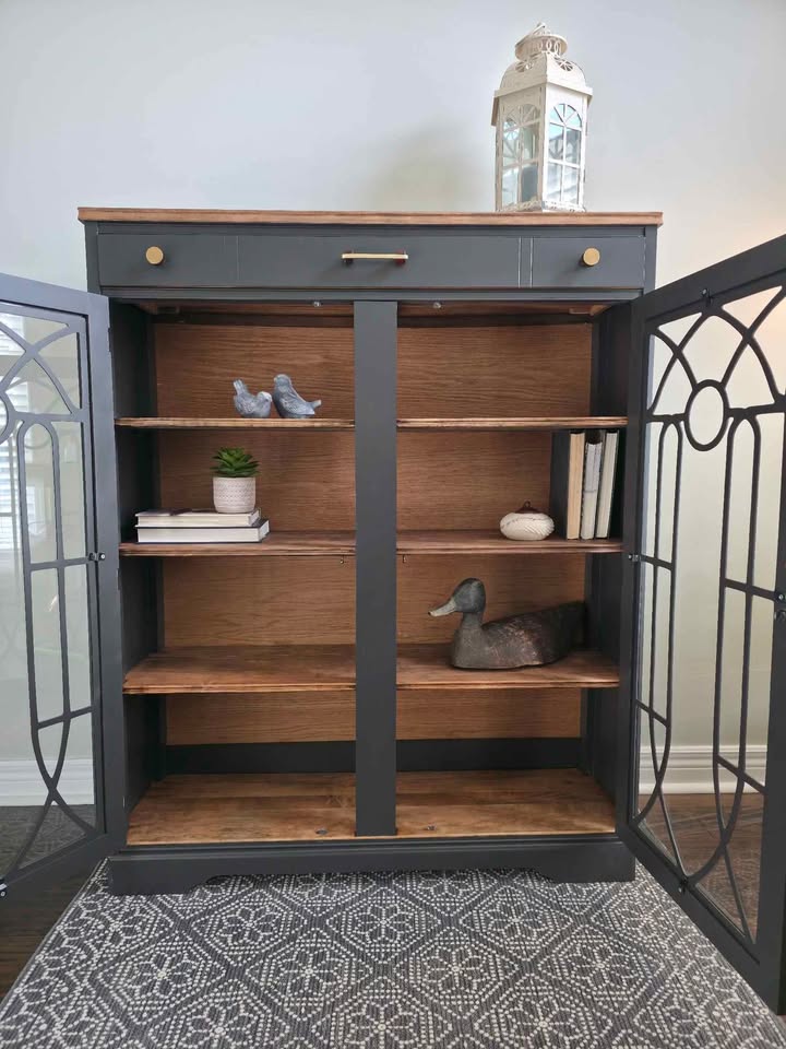 Beautiful Vintage Cabinet - photo 4
