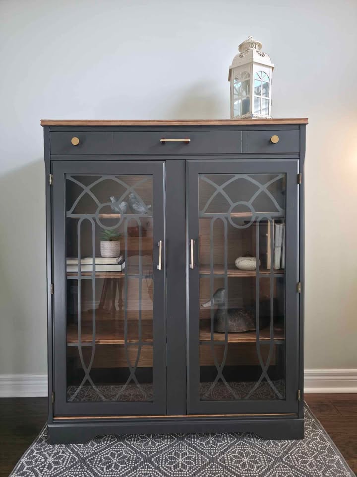 Beautiful Vintage Cabinet - photo 5