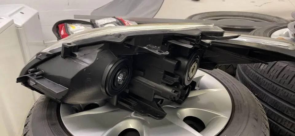 2010 Prius model headlight - right (passenger) image indicator(2)