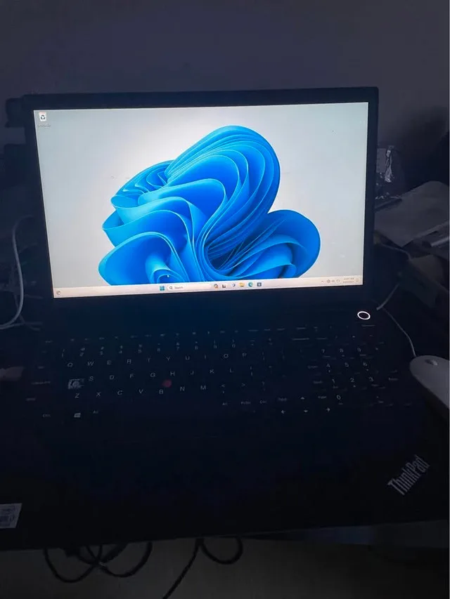 ThinkPad E15 i7-10510U 1.80GHz 8GB RAM 256G SSD thumbnail