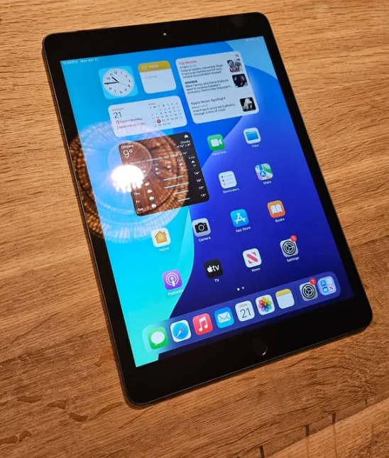 iPad - 7th Gen unlocked thumbnail