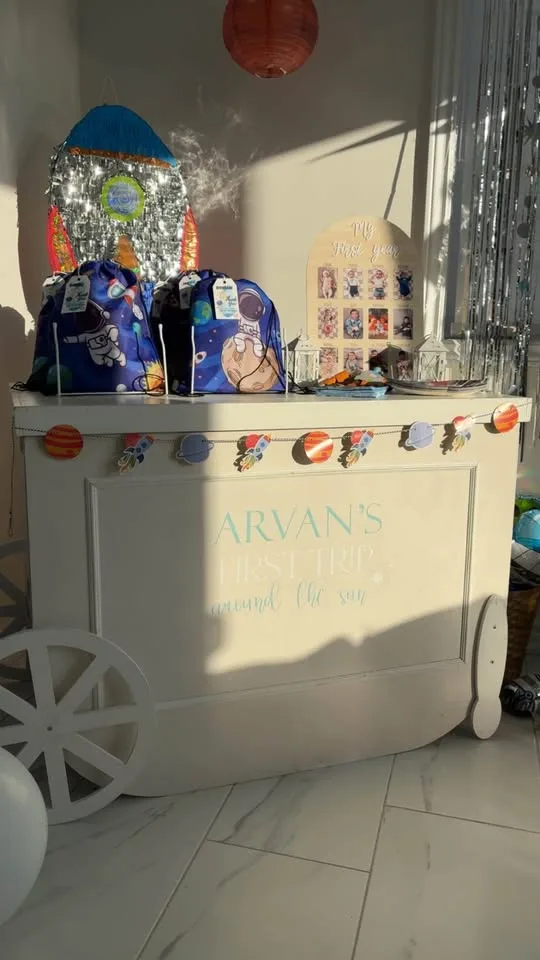 CART + WALL + UMBRELLA DIY DECOR KIT RENTAL image indicator(2)