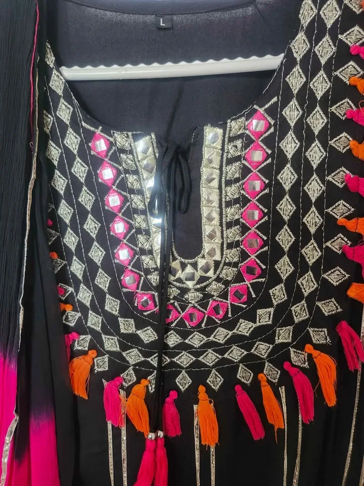 🌸 Women's Black Embroidered Suit Set – Size L 🌸 image indicator(2)