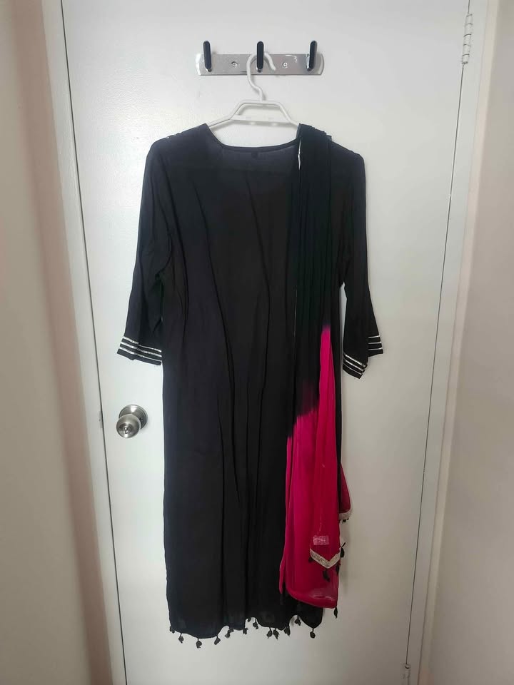 🌸 Women's Black Embroidered Suit Set – Size L 🌸 - photo 3