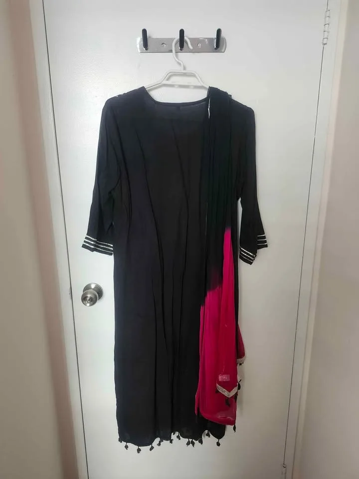 🌸 Women's Black Embroidered Suit Set – Size L 🌸 image indicator(3)