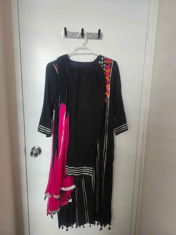 🌸 Women's Black Embroidered Suit Set – Size L 🌸 image indicator(4)