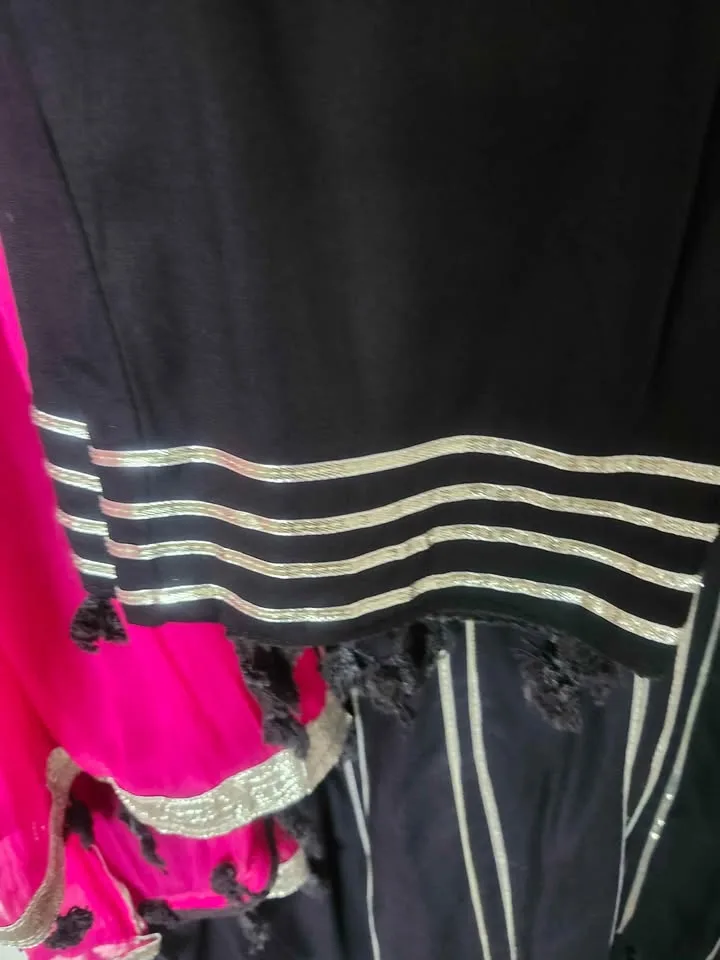 🌸 Women's Black Embroidered Suit Set – Size L 🌸 image indicator(5)