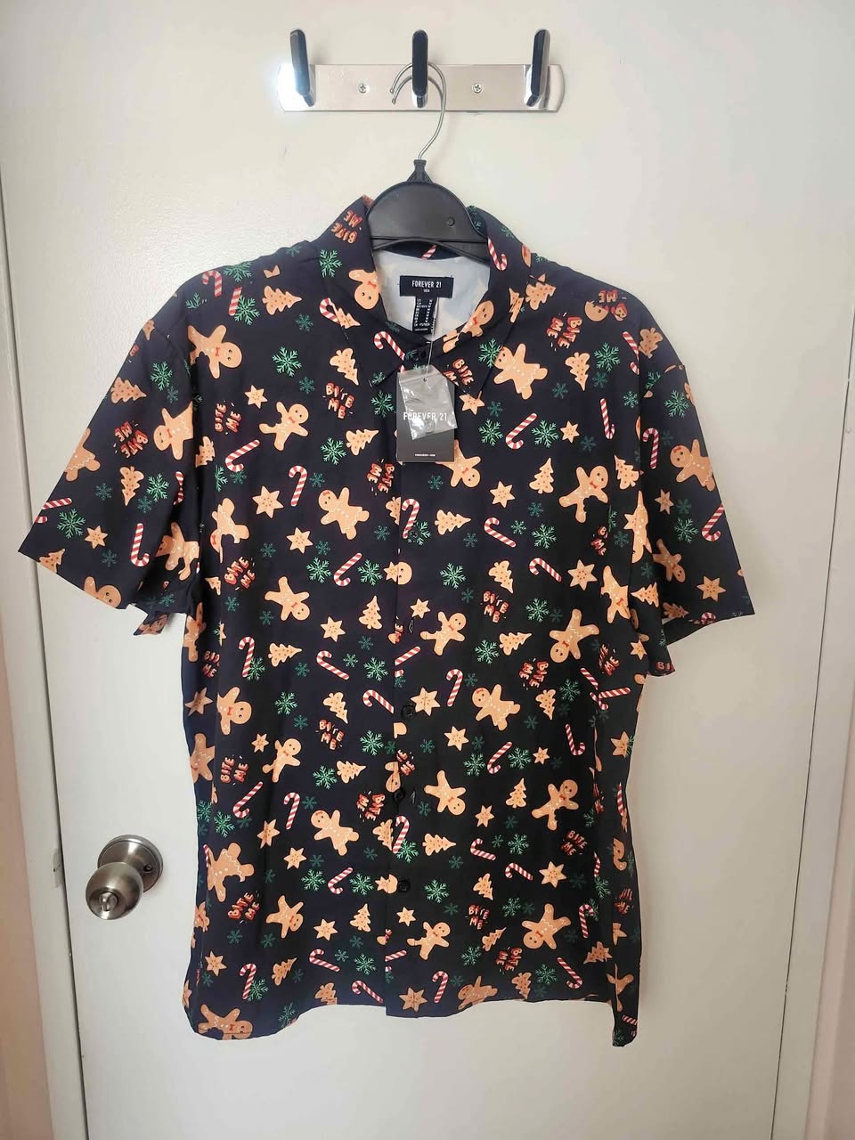 🎄 Festive Men's Christmas Shirt – Size M (Forever 21) – $10 🎄