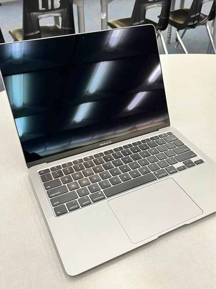 💻 MacBook Air 13” (2020) — i7 | 16GB RAM | 512GB SSD image indicator(4)