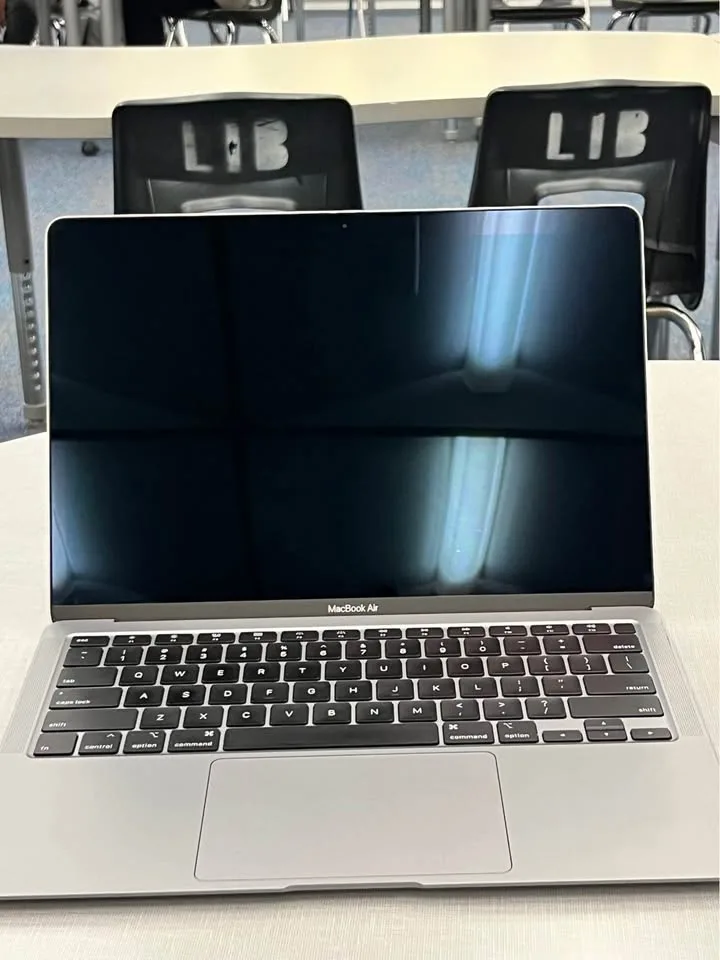💻 MacBook Air 13” (2020) — i7 | 16GB RAM | 512GB SSD image indicator(5)