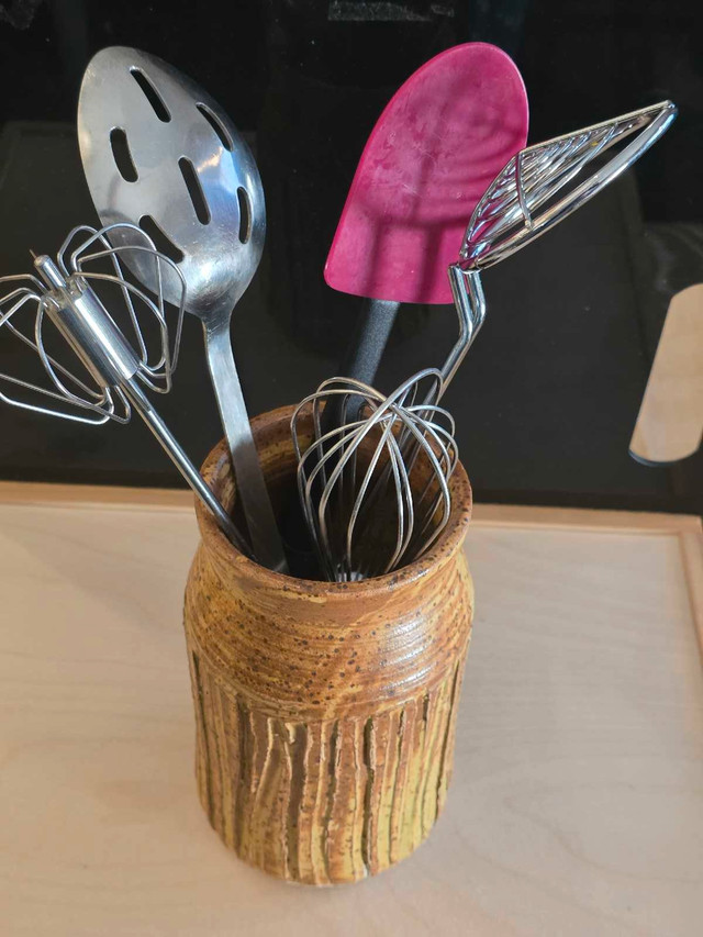 Handcrafted pottery perfect for utensils - photo 2