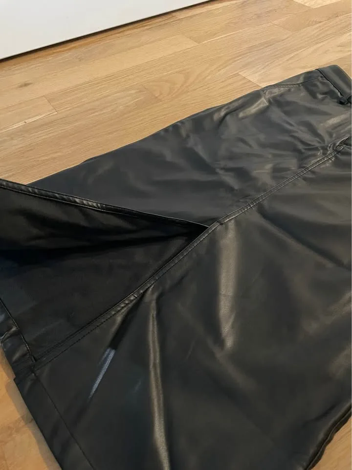 Fake leather skirt(s) image indicator(2)