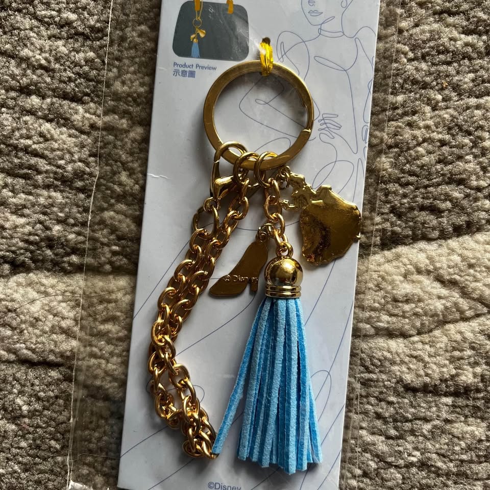 BNWT Disney Princess Belle and Cinderella Key chain Charms - photo 2