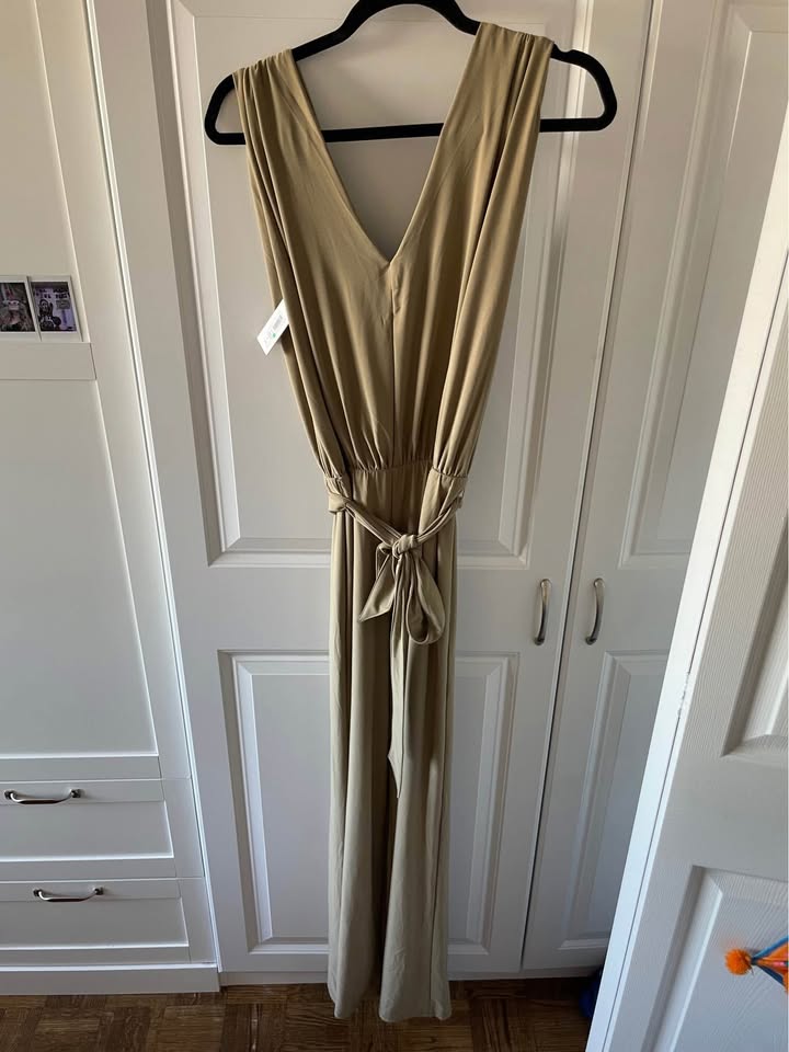 Aritzia Jumpsuit NWT size Small - photo 2