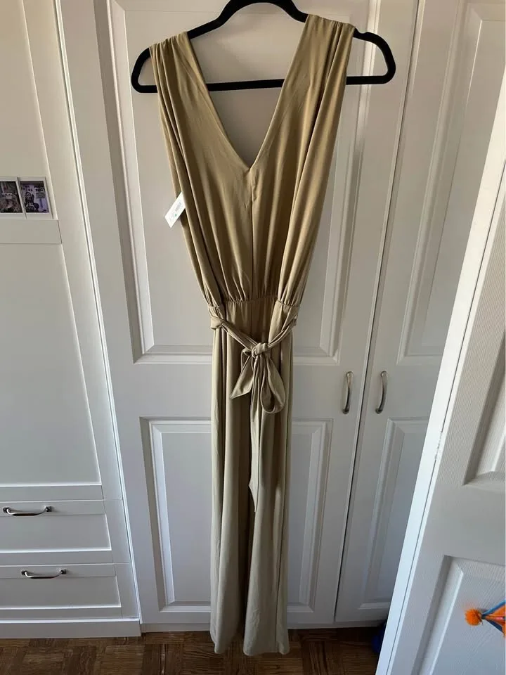 Aritzia Jumpsuit NWT size Small image indicator(2)