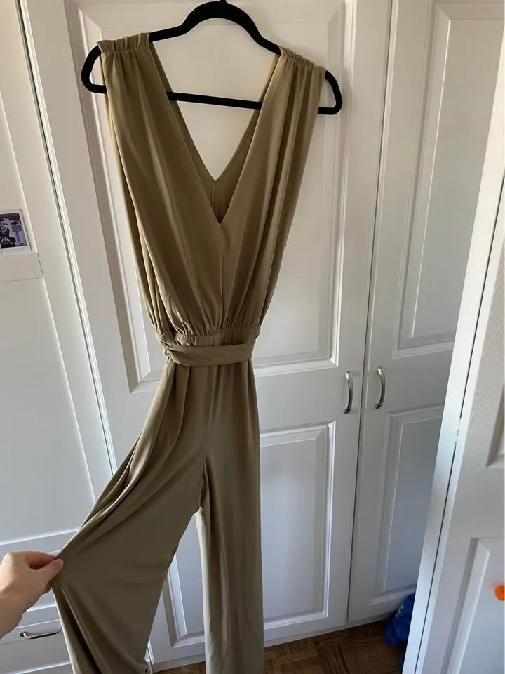 Aritzia Jumpsuit NWT size Small image indicator(6)