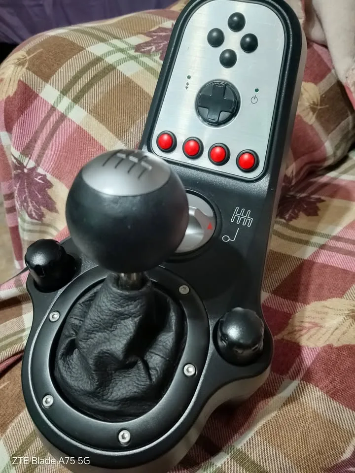 Logitech G25 Racing Wheel + Pedals + 6-Speed Shifter image indicator(2)