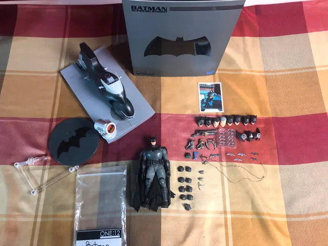 Mezco Ultimate Batman (Custom) image indicator(9)