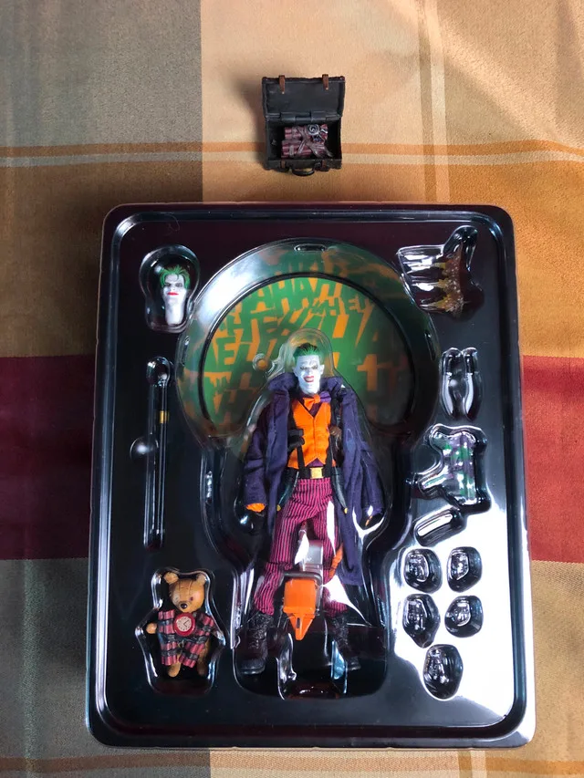 Mezco Joker Crown Prince of Crime (with extras) image indicator(4)