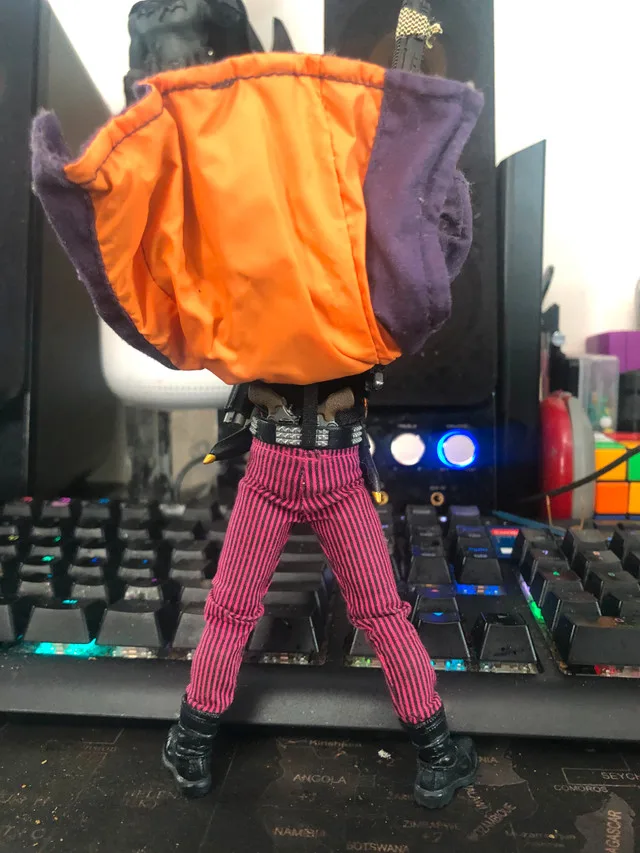 Mezco Joker Crown Prince of Crime (with extras) image indicator(8)