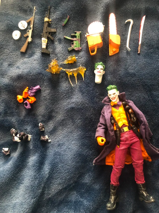 Mezco Joker Crown Prince of Crime (with extras) image indicator(10)