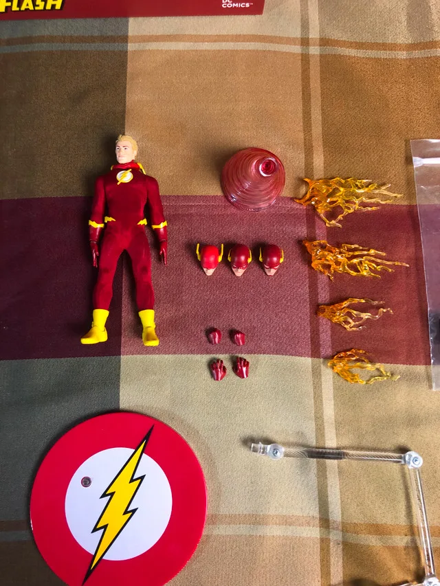 Mezco The Flash (with additional heads) image indicator(7)