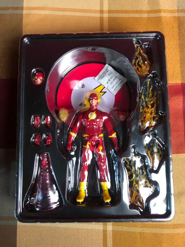 Mezco The Flash (with additional heads) image indicator(9)
