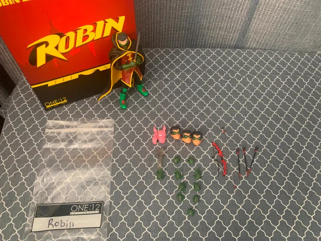 Mezco Robin (modified) image indicator(3)