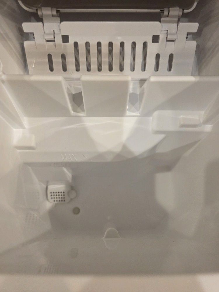 Frigidaire EFIC122-BLACK Compact Ice Maker 26lb - photo 5
