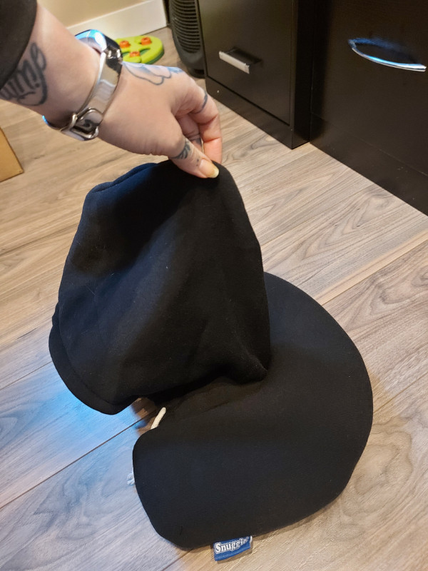 Snuggie Travel Pillow with Hood - photo 4