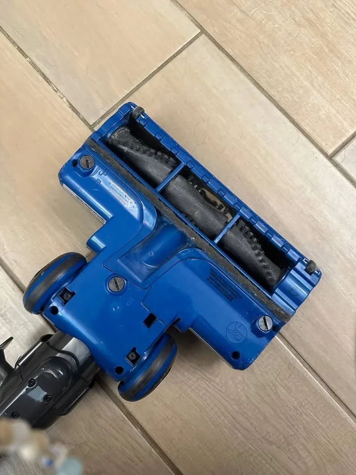 Shark Vacuum Cleaner with all the tools and box image indicator(4)