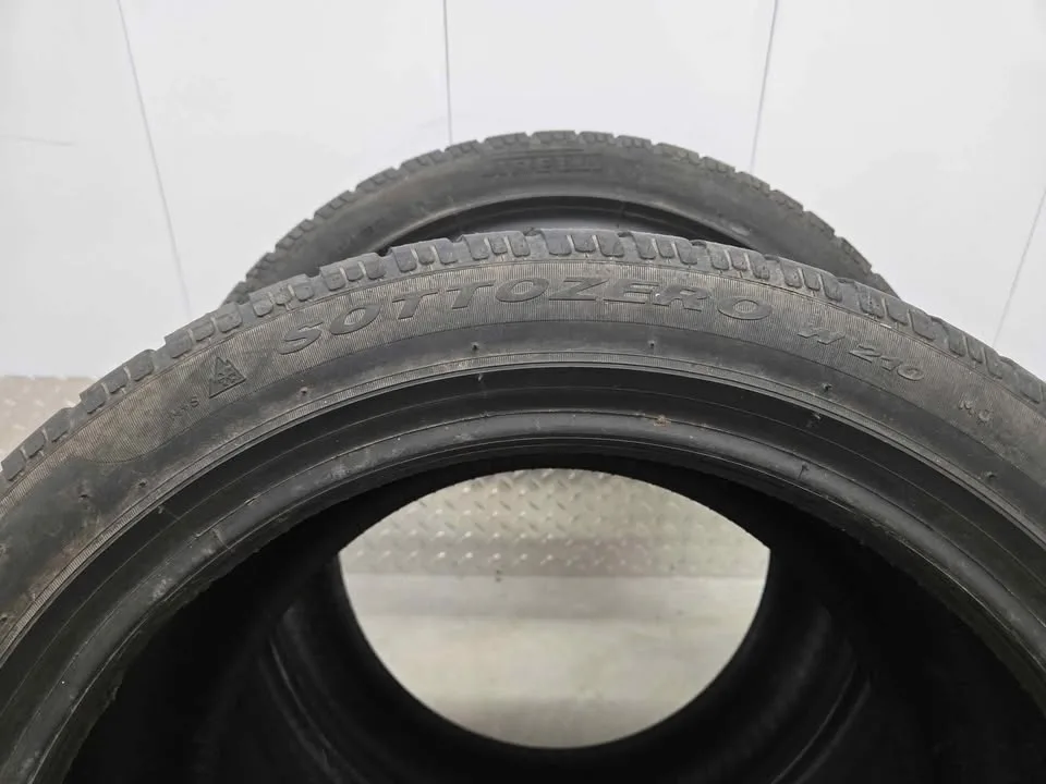 Pirelli Sottozero Winter Tires- 235/45R17 image indicator(8)
