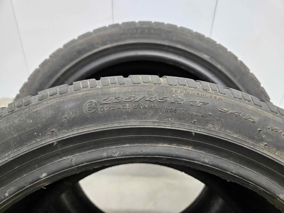 Pirelli Sottozero Winter Tires- 235/45R17 image indicator(9)