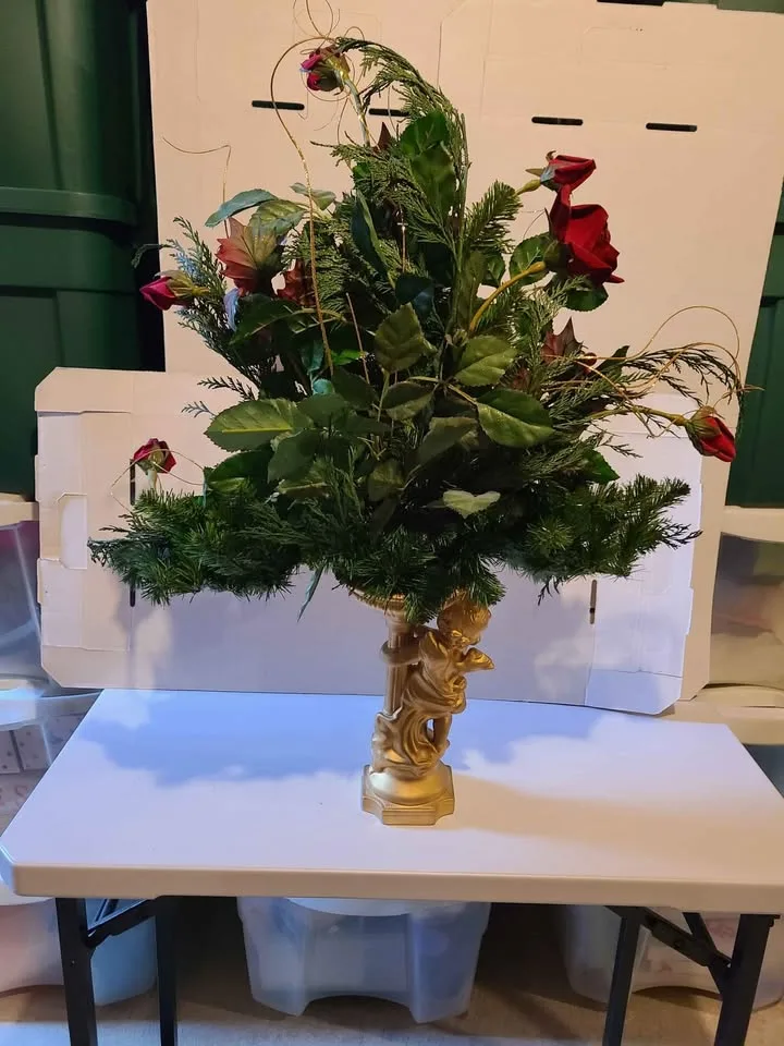 Silk flowers arrangement on golden ceramic angel image indicator(4)