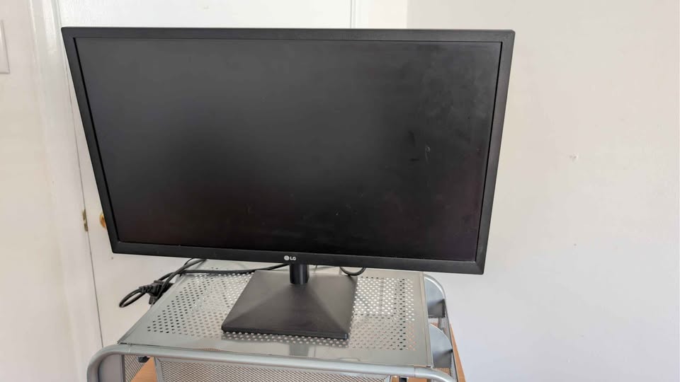 LG Monitor with stand - photo 2