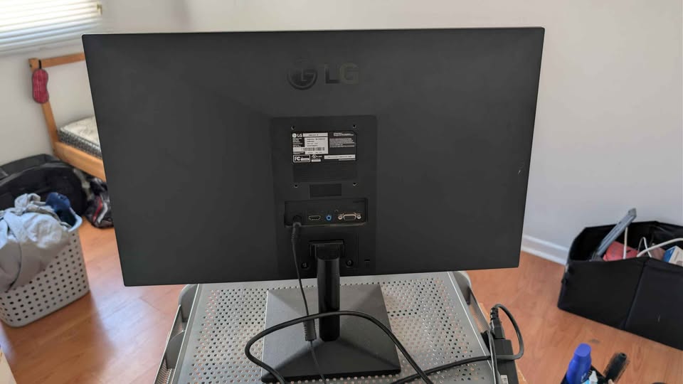 LG Monitor with stand - photo 3