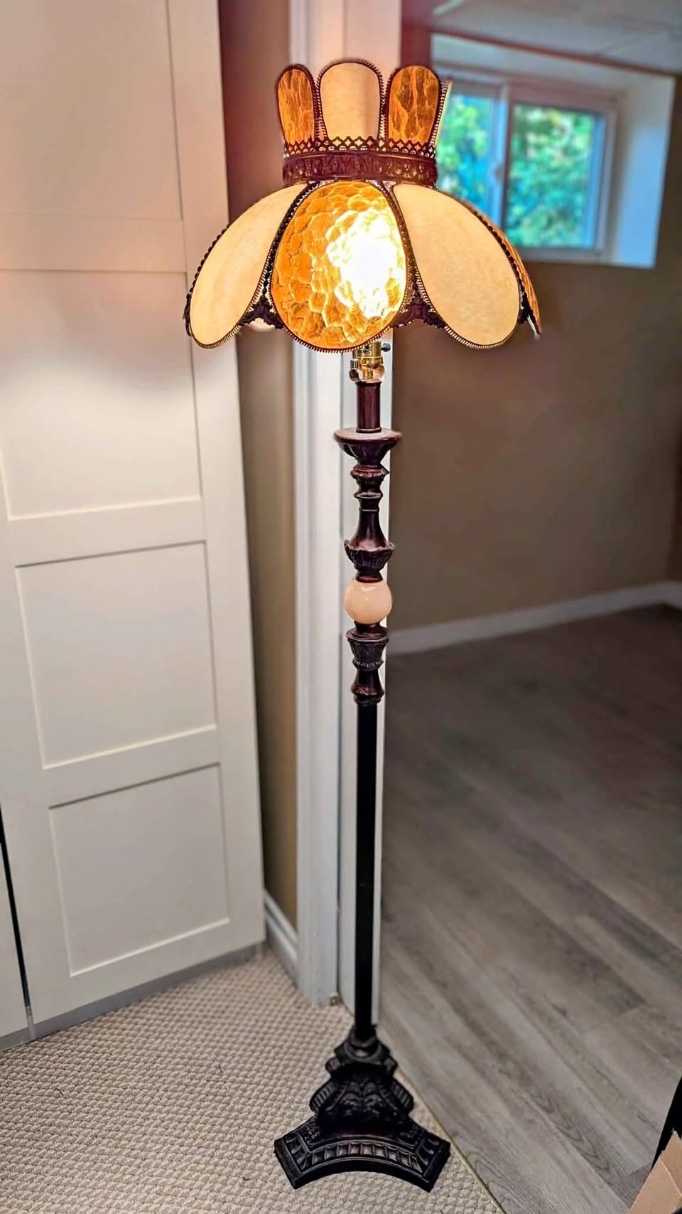 Floor lamp with Tiffany style glass shade