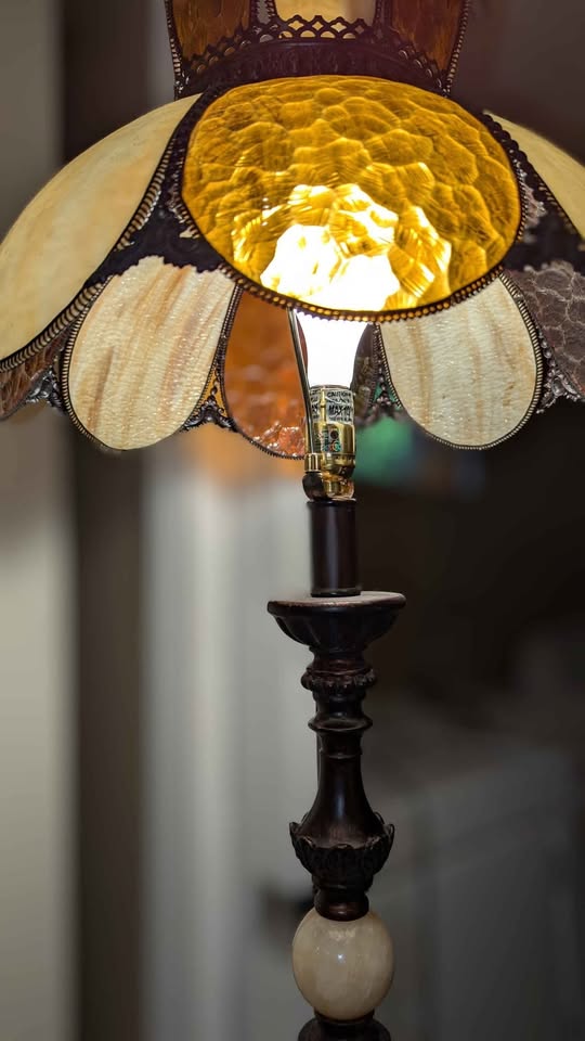 Floor lamp with Tiffany style glass shade - photo 2