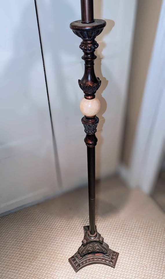 Floor lamp with Tiffany style glass shade - photo 3
