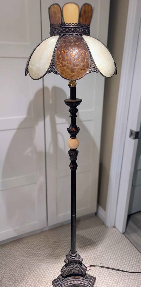 Floor lamp with Tiffany style glass shade - photo 4