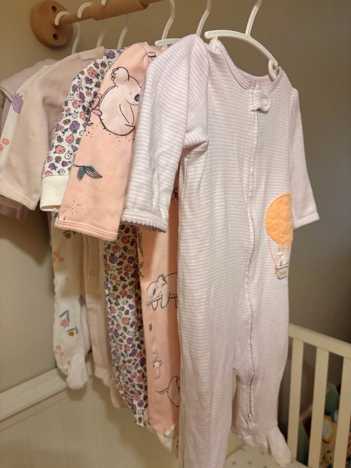 Baby girl sleepers bundle 6-9 months + free item - photo 2